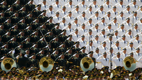 La banda militar saluda durante el desfle en la plaza de Tiananmen, en Pekín, para conmemorar el final de la II Guerra Mundial. REUTERS/Damir Sagolj