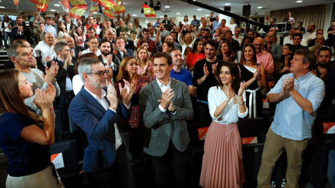 El líder de Ciudadanos, Albert Rivera, acompañado por los miembros de su partido Inés Arrimadas, José Manuel Villegas y Marta Rivera, entre otros, durante el acto de precampaña de su partido celebrado este sábado en Madrid. EFE/David Fernán