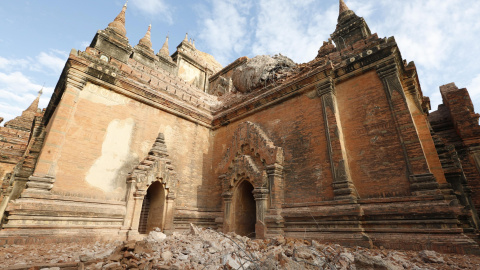 Fotografía de los daños en la entrada al templo Sulamani en Bagan, al sur de Mandalay (Birmania), tras el terremoto de 6,8 grados que afectó la región central del país. EFE/HEIN HTET