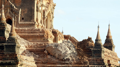 Fotografía de los daños en la entrada al templo Sulamani en Bagan, al sur de Mandalay (Birmania), tras el terremoto de 6,8 grados que afectó ayer la región central del país. EFE/HEIN HTET