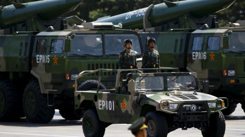 Vehículos con misiles DF-15B de corto alcance participan en el desfile en Pekín conmemorativo del final de la II Guerra Mundial. REUTERS/Damir Sagolj