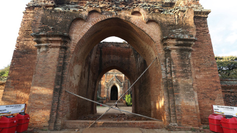 Fotografía de los daños un templo en Bagan, al sur de Mandalay (Birmania), tras el terremoto de 6,8 grados que afectó la región central del país. EFE/HEIN HTET