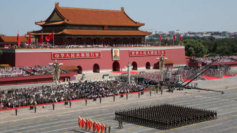 Tropas del Ejército Popular de Liberación chino en formación junto a la Ciudad Prohibida, en la Plaza de Tiananmen, en Pekín, participan en el desfile  conmemorativo del final de la II Guerra Mundial. REUTERS