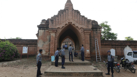 Policías inspeccionan un templo en Bagan, al sur de Mandalay (Birmania, actual Myanmar), tras el terremoto de 6,8 grados que afectó ayer la región central del país. EFE/HEIN HTET