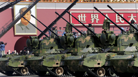 Vehículos de artillería antiaérea pasan junto a la Ciudad Prohibida, en la plaza de Tiananmen, en Pekín, durante el desfile militar para conmemorar el final de la II Segunda Guerra Mundial. REUTERS / Jason Lee