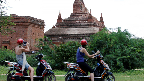 Dos turistas en moto toman fotos de una pagoda de la región birmana de Pagan dañada tras el terremoto de 6,8 grados que sacudió el país. REUTERS/Soe Zeya Tun