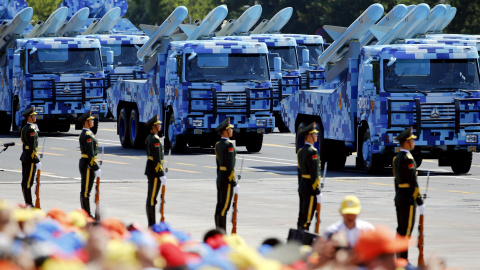 Vehículos blindados de la Armada china con misiles buque-aire circulan en la Plaza Tiananmen durante el desfile militar conmemorativo del final de la II Segunda Guerra Mundial. REUTERS / Damir Sagolj