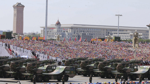 Vehículos armados participan en el desfile militar en la plaza de Tiananmen en Pekín con motivo del 70 aniversario del fin de la II Guerra Mundial. EFE/Yonhap