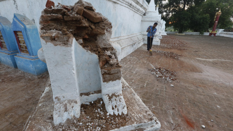 Un policía de turismo barre los escombros de un templo en Bagan, al sur de Mandalay (Birmania), tras el terremoto de 6,8 grados que afectó la región central del país. EFE/HEIN HTET