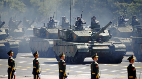 Vehículos blindados participan en el desfile en Pekín conmemorativo del final de la II Guerra Mundial. REUTERS/Damir Sagolj