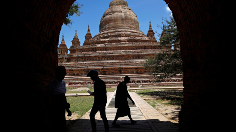 Varias personas pasan junto a una de las pagodas de la región birmana de Pagan dañada tras el terremoto de 6,8 grados que sacudió el país. REUTERS/Soe Zeya Tun