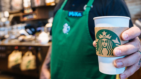 Un vaso de café de Starbucks.