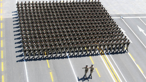 Soldados del Ejército chino en formación durante el desfile en Pekín conmemoriativo del final de la II Guerra Mundial. REUTERS