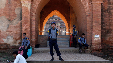 Agentes de la Policía birmana en la entrada de una pagoda de la región de Pagan dañada tras el terremoto de 6,8 grados que sacudió el país. REUTERS/Soe Zeya Tun