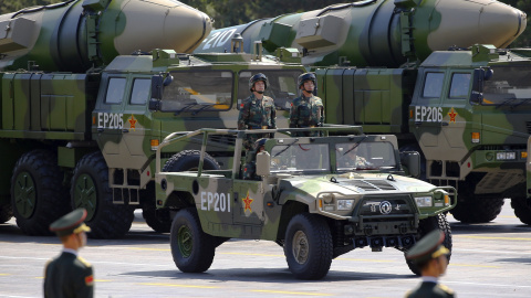 Vehículos militares transportando misilies balísticos DF-21D en el desfile por la Plaza de Tianannmen, conmemorativo del final de la II Guerra Mundial. REUTERS/Damir Sagolj