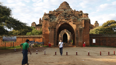 Fotografía de los daños un templo en Bagan, al sur de Mandalay (Birmania), tras el terremoto de 6,8 grados que afectó la región central del país. EFE/HEIN HTET