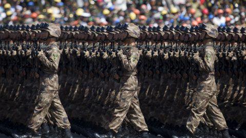 Soldados del Ejercito chino desfilando en la parada militar conmemorativa del final de la II Guerra Mundial. REUTERS/Andy Wong