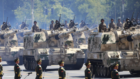 Vehículos armados circulan por la plaza de Tiananmen en Pekín durante un desfile militar con motivo del 70 aniversario del fin de la II Guerra Mundial. EFE/Wu Hong