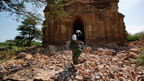 Un fotógrafo camino sobre los escombros de una pagoda dañada en la región birmana de Pagan, tras el terremoto de 6,8 grados que sacudió el país. REUTERS/Soe Zeya Tun