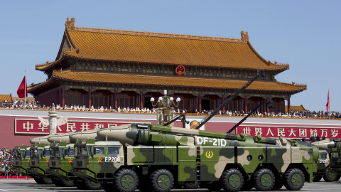 Vehículos militares chinos transportando misiles DF-21D anti-buques, que han participado en el desfile conmemorativo del final de la II Guerra Mundial. REUTERS/Andy Wong