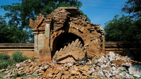 La entrada de una pagoda de la región birmana de Pagan dañada tras el terremoto de 6,8 grados que sacudió el país. REUTERS/Soe Zeya Tun