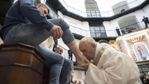 El papa Francisco, emulando a Jesús de Nazaret en la "Última Cena", lava los pies a doce personas, en este caso presos de la cárcel Regina Coeli de Roma. | EFE