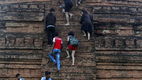 Visitantes suben los escalones de un templo  en Bagan, al sur de Mandalay (Birmania, actual Myanmar) tras el  terremoto de 6,8 grados que afectó ayer la región central del país. EFE/HEIN HTET