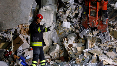 Un bombero trabaja en una de las casas derruidas como consecuencia del seísmo que ha asolado el centro de Italia.- REUTERS