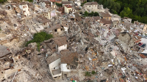 Una fotografía tomada desde un dron muestra la destrucción provocada por el terremoto que tuvo lugar en Pescara del Tronto, en el centro de Italia.- REUTERS