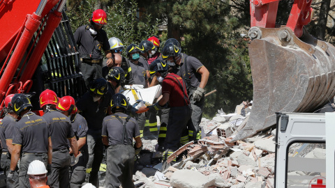 Los equipos de rescate trasladan un cuerpo tras el terremoto de Amatrice, Italia central. REUTERS/Ciro De Luca