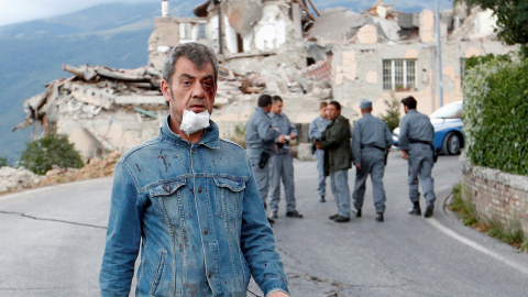 Un hombre herido camina por las calles de Amatrice tras el terremoto que ha asolado el centro de Italia. REUTERS/Remo Casilli