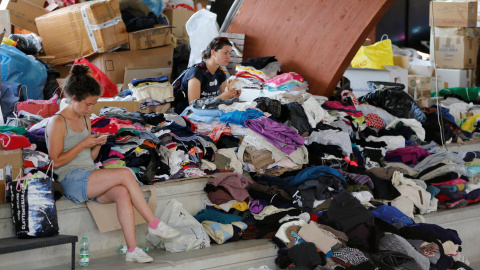 La ropa se distribuye en un gimnasio tras el terremoto de Amatrice, Italia central. REUTERS/Ciro De Luca