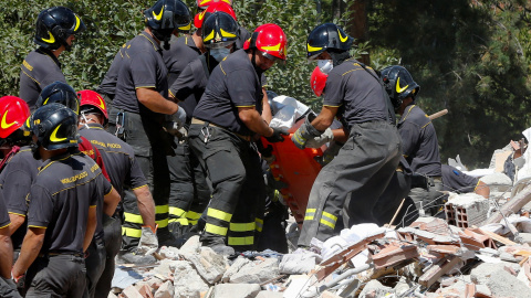 Los equipos de rescate trasladan un cuerpo tras el terremoto de Amatrice, Italia central. REUTERS/Ciro De Luca