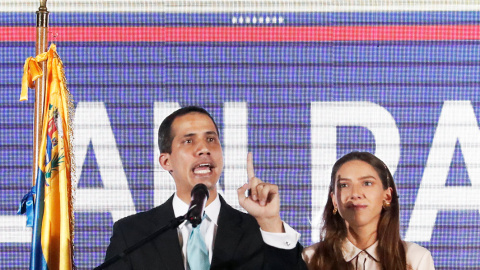 El líder opositor venezolano y autoproclamado presidente interino Juan Guaido junto a su esposa Fabiana Rosales. /   REUTERS - CARLOS GARCIA RAWLINS