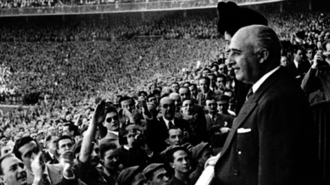 El dictador Francisco Franco durante un partido de fútbol.