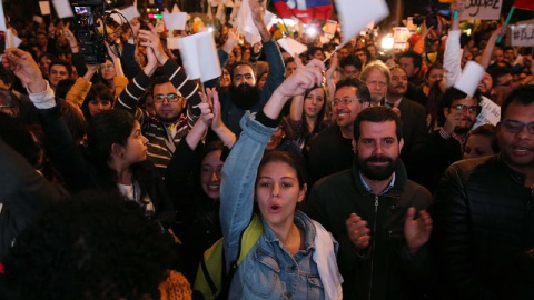 Decenas de colombianos celebran en las calles de Bogotá la firma de los acuerdos de paz entre el Gobierno y las FARC. - EFE