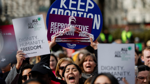 Manifestantes por el derecho al aborto en una protesta frente a la Corte Suprema de Estados Unidos en un caso en el que pedían restringir el uso de la píldora abortiva, el 26 de marzo de 2024.