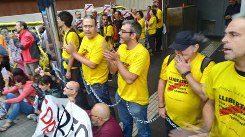 Una desena de manifestants del CDR s'encadenen a la boca del metro d'Arc de Triomf. Maria Rubio