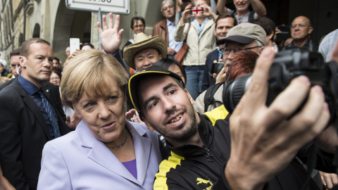 La canciller alemana Angela Merkel (i) posa para un selfie en Berna, Suiza, hoy, 3 de septiembre de 2015. Merkel realiza una visita oficial de un día al país. EFE/PETER SCHNEIDER / POOL