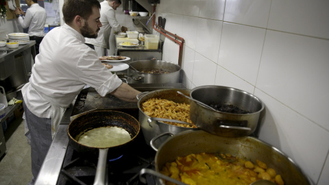 Un joven trabaja de cocinero en un hotel de Madrid. REUTERS