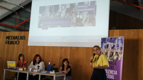 Botero se levantó del asiento durante su turno de palabra para relatar un cuento enfocado en las migrantes. | Foto: Guillermo Martínez