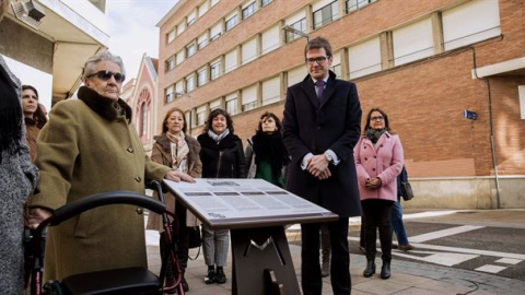 El alcalde de Vitoria, en un acto homenaje a las mujeres víctimas encarceladas durante la Guerra Civil y el franquismo. EFE