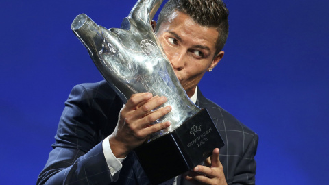 Cristiano Ronaldo besa el galardón a Mejor Jugador de Europa  REUTERS/Eric Gaillard