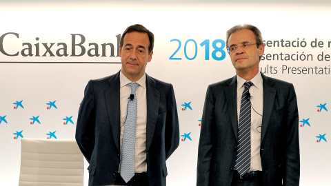 El presidente de Caixabank, Jordi Gual (d), junto al consejero delegado, Gonzalo Gortázar (i), al comienzo de la rueda de prensa en la que ha presentado los resultados de Caixabank correspondientes al ejercicio 2018. EFE/Manuel Bruque