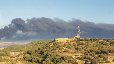 El fuego ha generado una gran columna de humo en Chiloeches, Guadalajara.TWITTER/@IgnacioGuallart