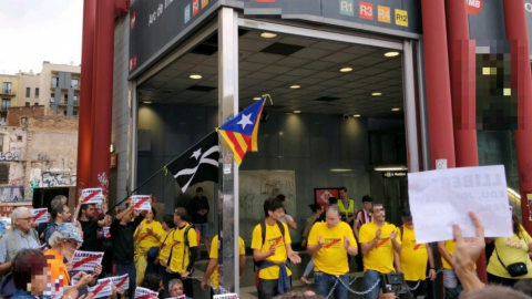 Miembros de CDR encadenados ante la estaciónde metro de Arc del Triomf en Barcelona / @CDREixampleDret