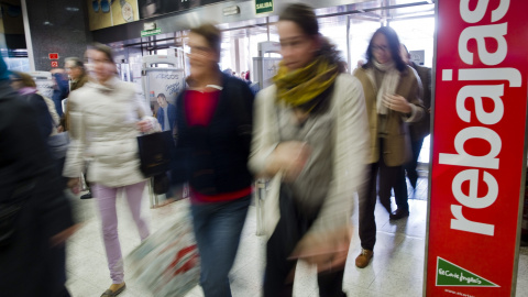 Varias personas entran en un centro de El Corte Inglés el primer día de las rebajas de invierno. EFE