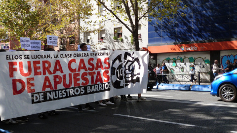 06/10/2019 - Pancarta de cabecera de la manifestación contra las casas de apuestas en Madrid que recorrió la calle de Bravo Murillo. / MARÍA DUARTE