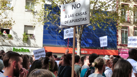 06/10/2019 - Pancartas de "Stop casas de apuestas" en frente de uno de estos locales durante la manifestación en Bravo Murillo. / MARÍA DUARTE