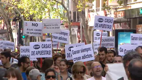 Cientos de personas protestan en Madrid contra la proliferaciÃ³n de las casas de apuestas